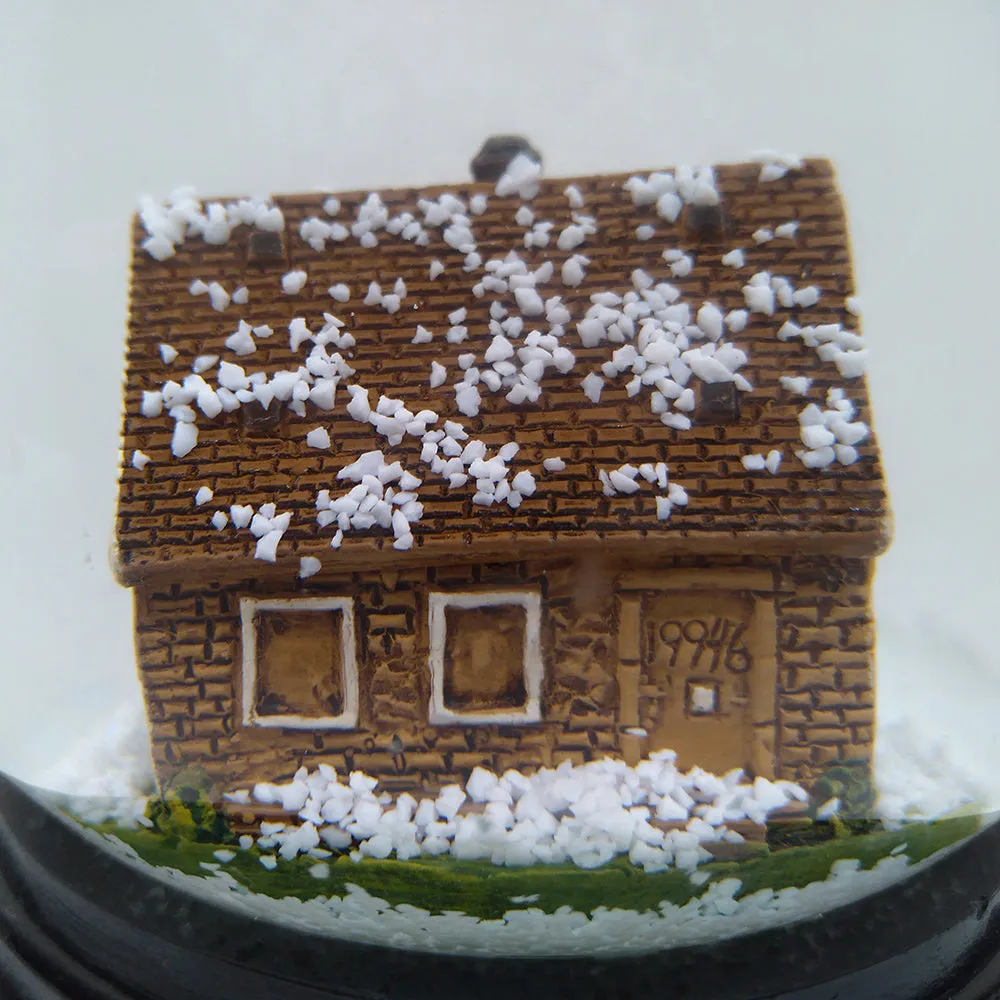 MMLP2 House Snow Globe